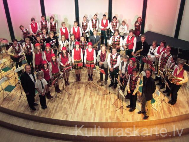 Siguldas novada Siguldas Mākslu skolas "Baltais Flīģelis un Siguldas Valsts ģimnāzijas apvienotais jauniešu pūtēju orķestris "Sudrasbskaņa"